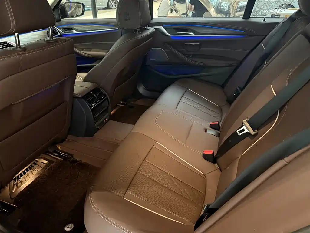 BMW 5 Series — миниатюра 9