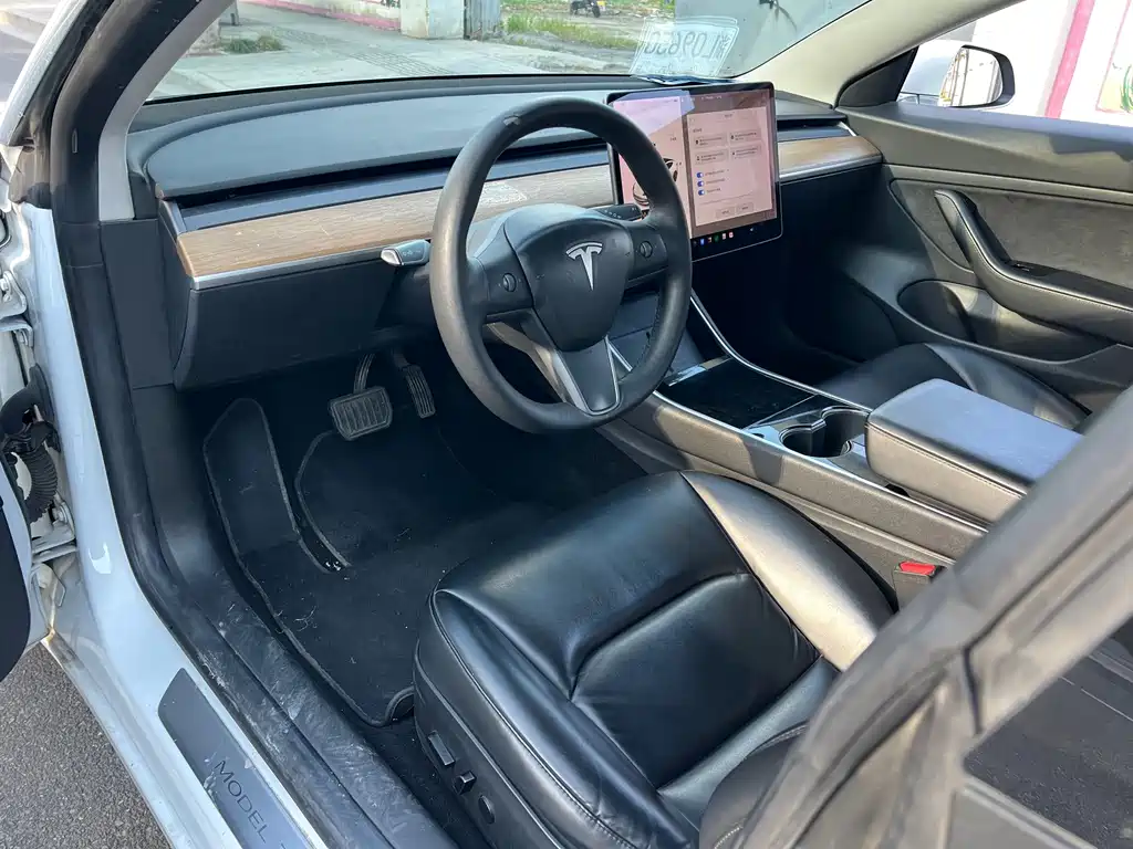 Tesla Model 3 — миниатюра 5