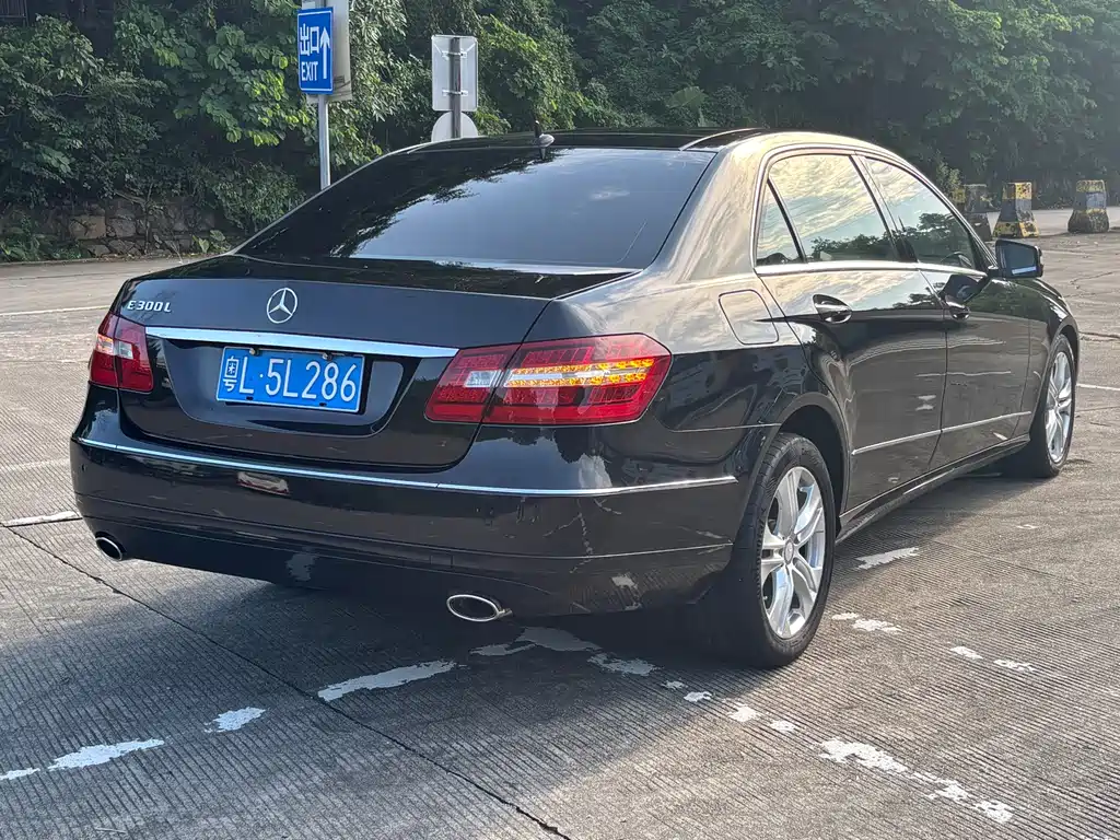 Mercedes-Benz E-Class — миниатюра 11
