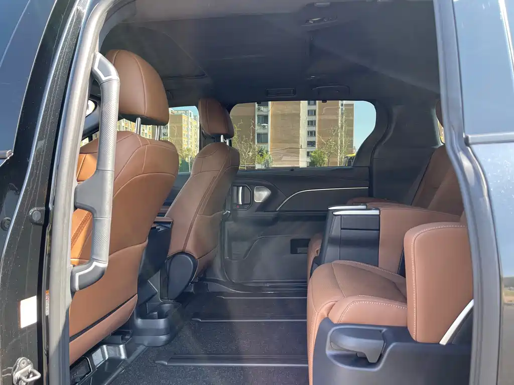 Toyota Sienna — миниатюра 6