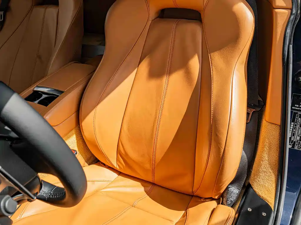 Aston Martin V8 Vantage — миниатюра 12