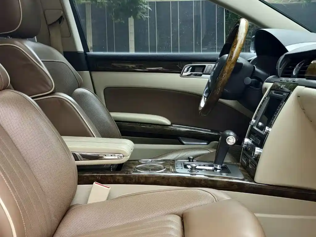 Volkswagen Phaeton 3.6L V6 4 seats Extended Individual Edition, фото 15