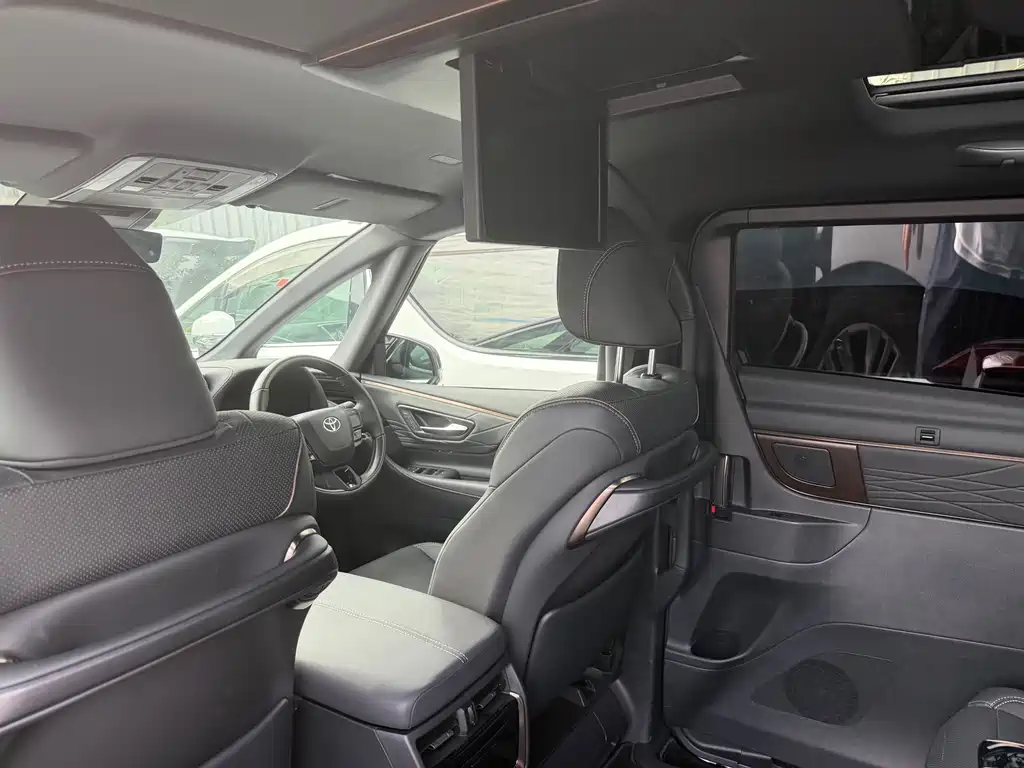 Toyota Alphard — миниатюра 10