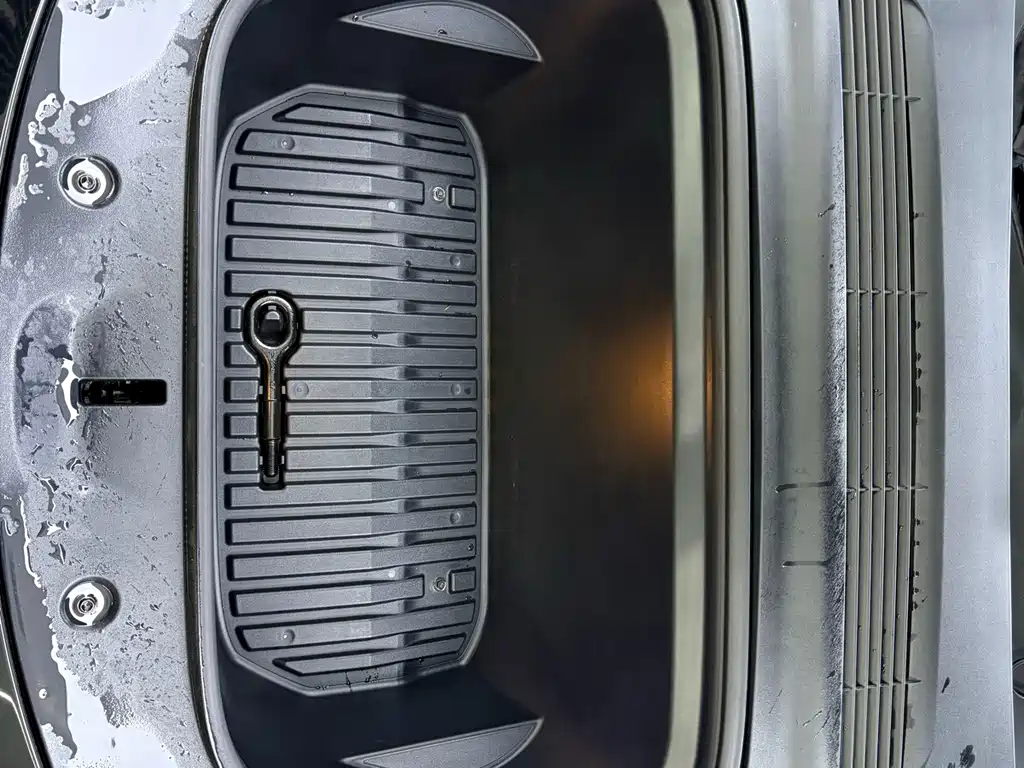 Tesla Model Y — миниатюра 8