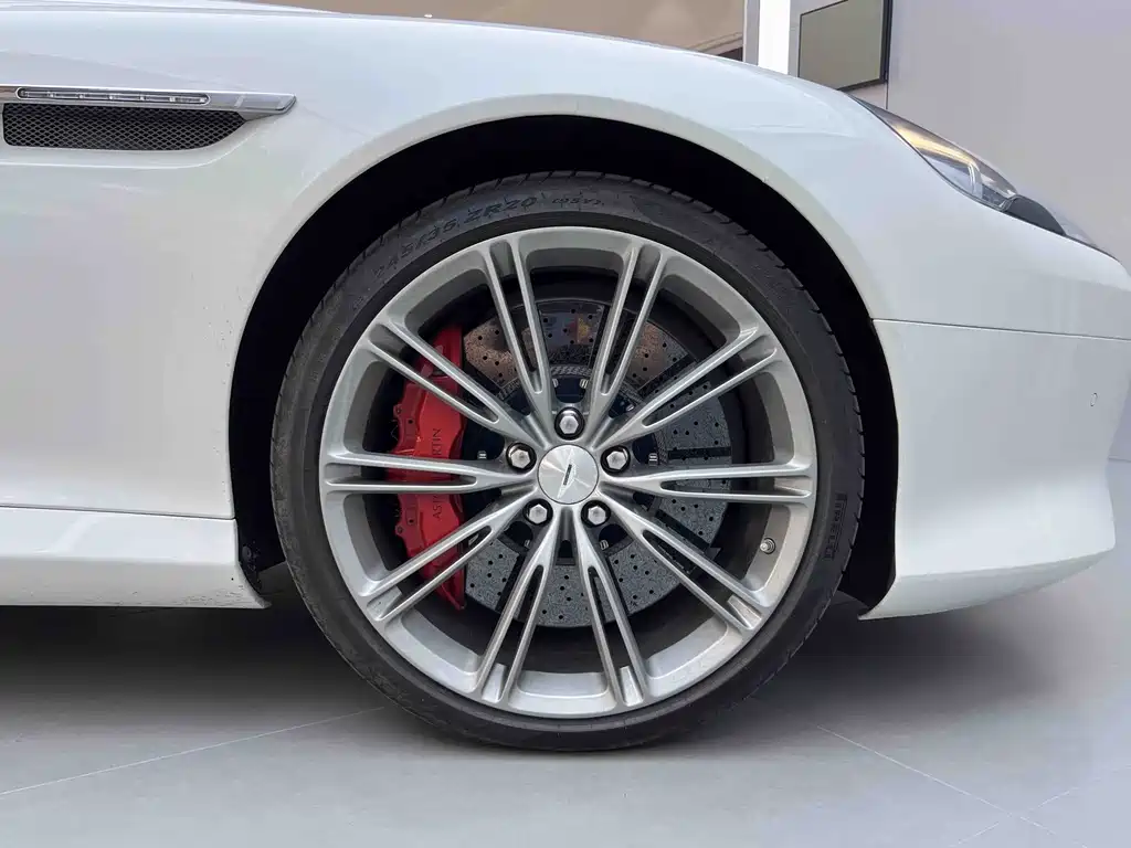 Aston Martin DB9 — миниатюра 17