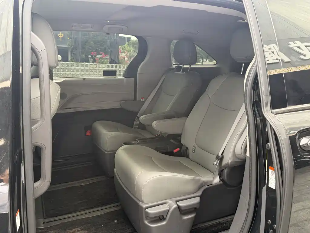 Toyota Granvia — миниатюра 10
