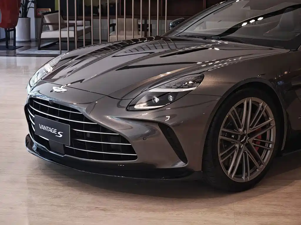 Aston Martin V8 Vantage — миниатюра 2