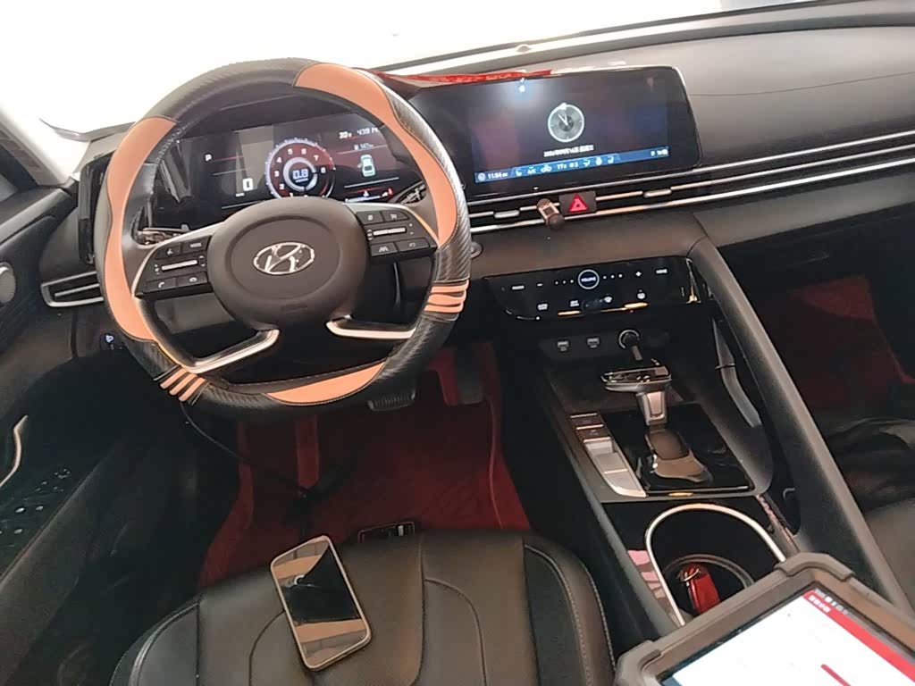 Hyundai Elantra 1.5 л 2022 г. Белый, пробег 43900 км