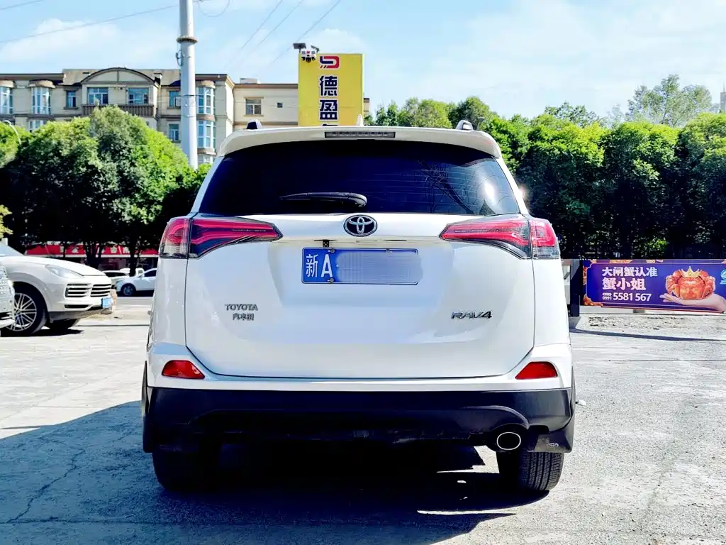 Toyota RAV4 — миниатюра 5