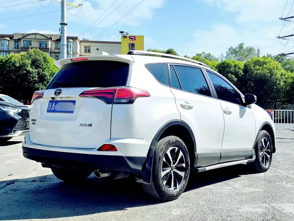 Toyota RAV4 — миниатюра 4