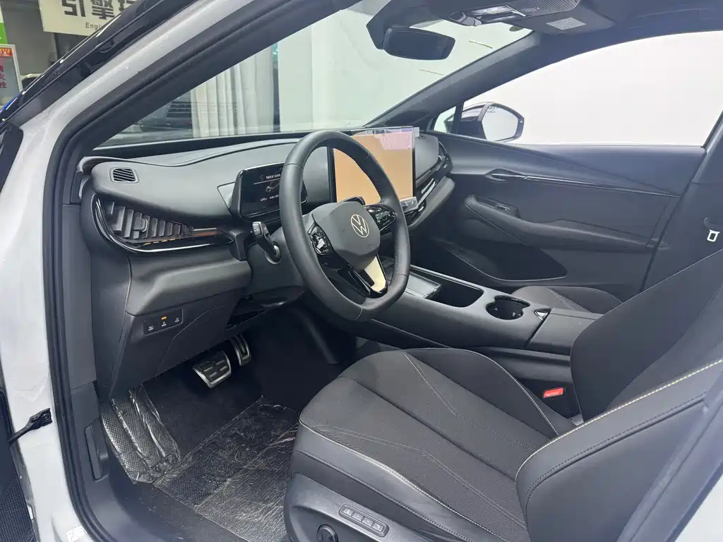 VOLKSWAGEN WITH THE CROWD 06