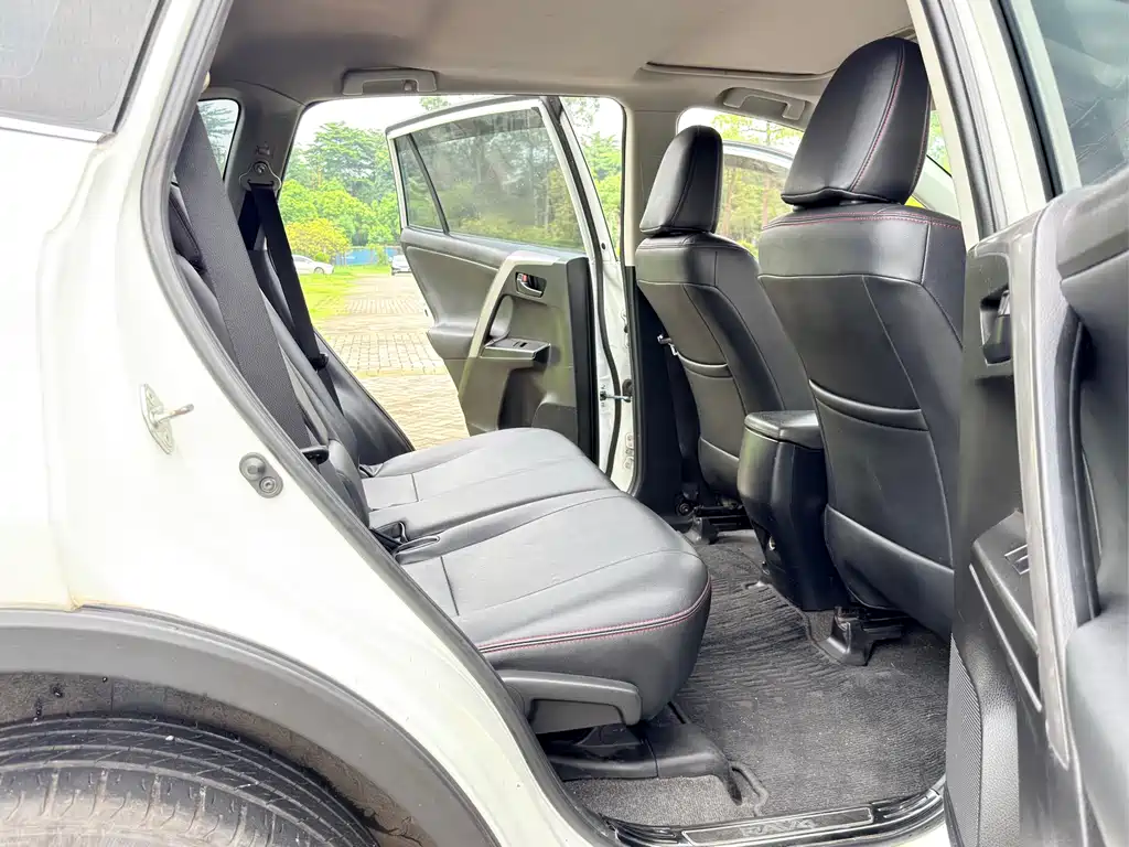 Toyota RAV4 — миниатюра 6