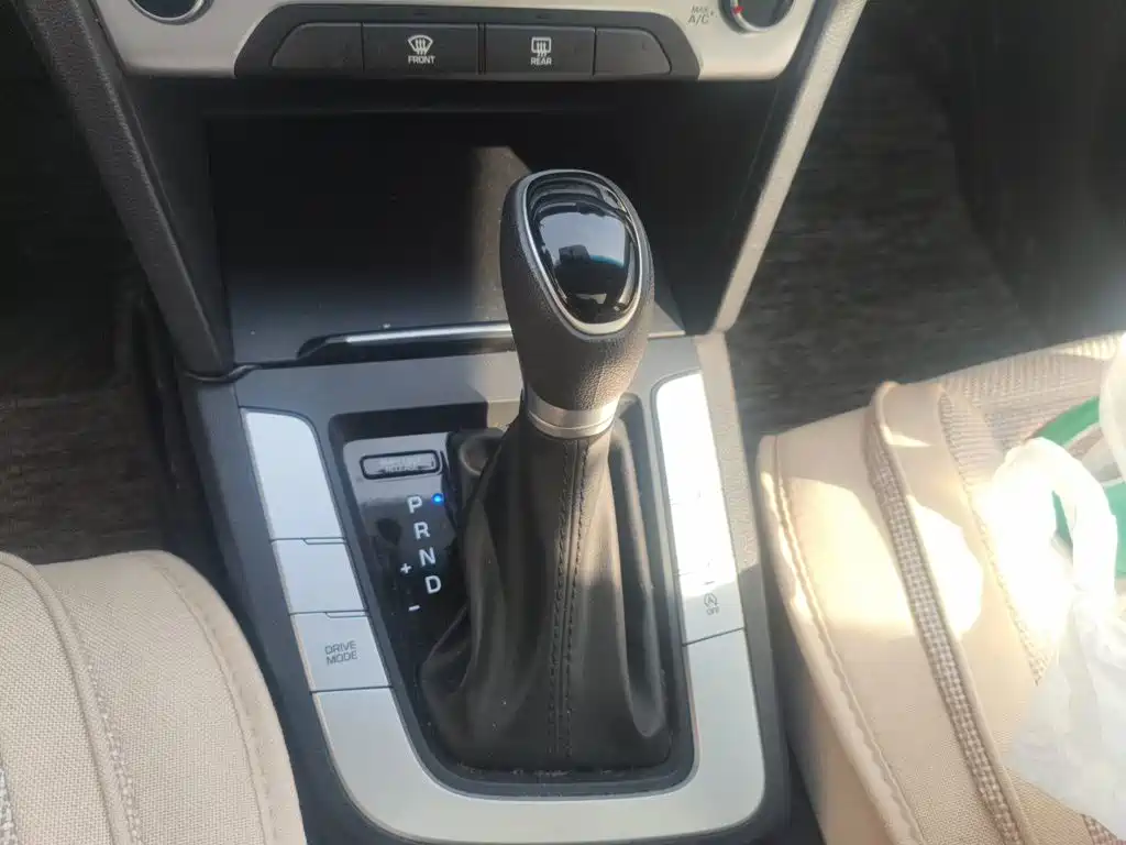 Hyundai Elantra — миниатюра 10