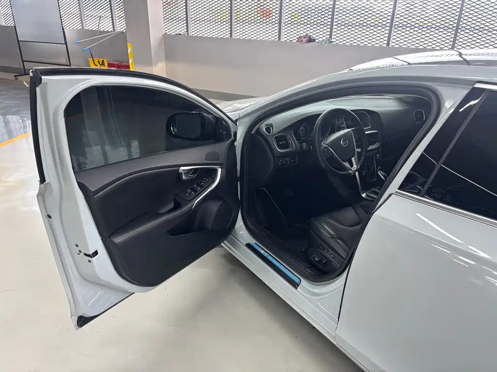 Volvo V40 — миниатюра 10