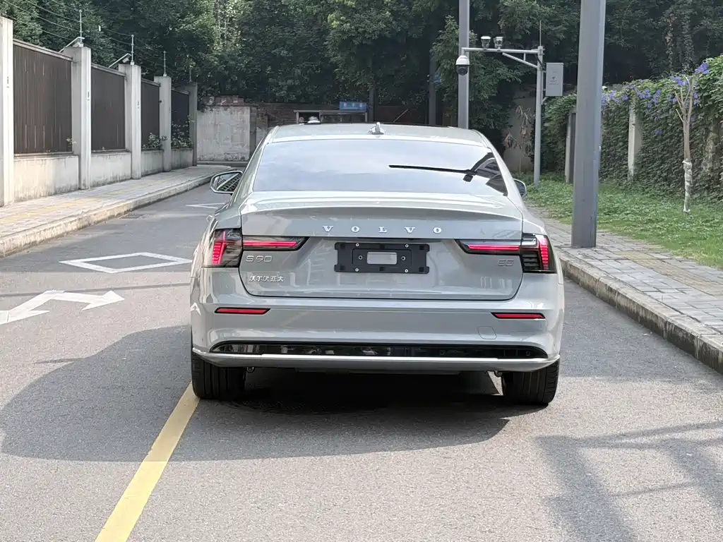 Volvo S90 2026 B5 Luxury