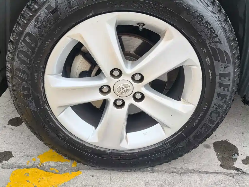 Toyota RAV4 — миниатюра 4