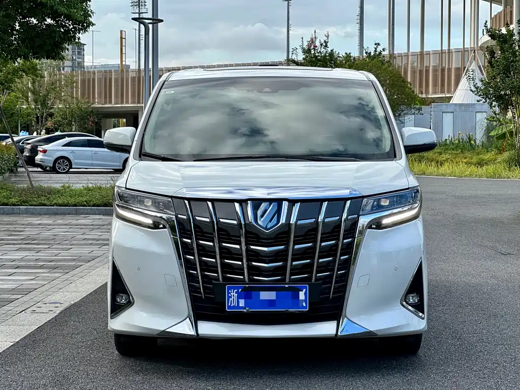 Toyota Alphard — миниатюра 2