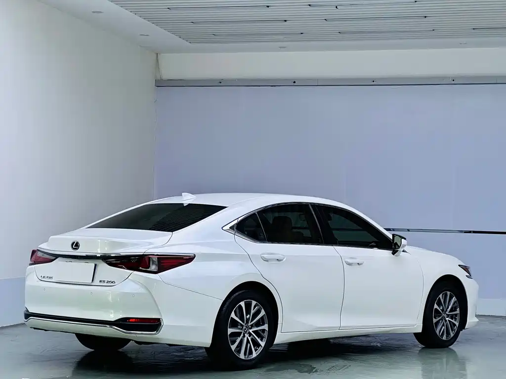 Lexus ES 2021 200