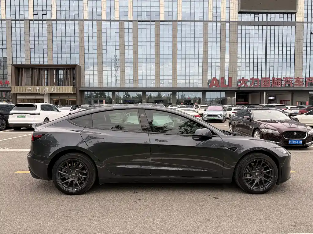 Tesla Model 3 — миниатюра 12