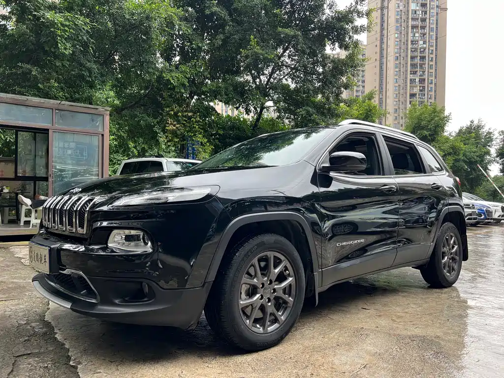 Купить Jeep Cherokee