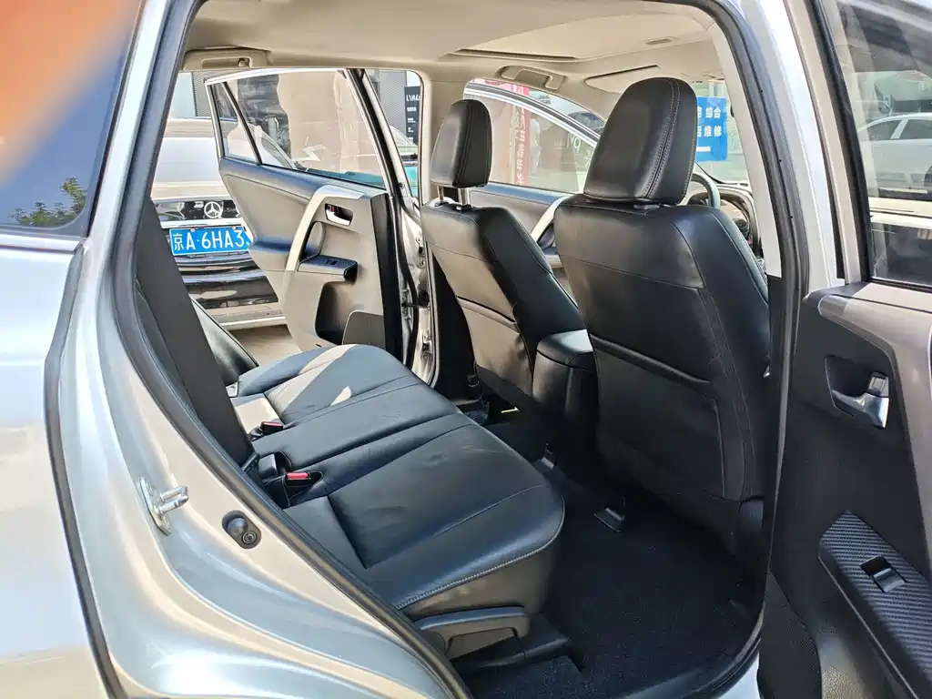 Toyota RAV4 — миниатюра 9