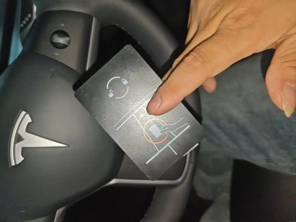 Tesla Model Y — миниатюра 9