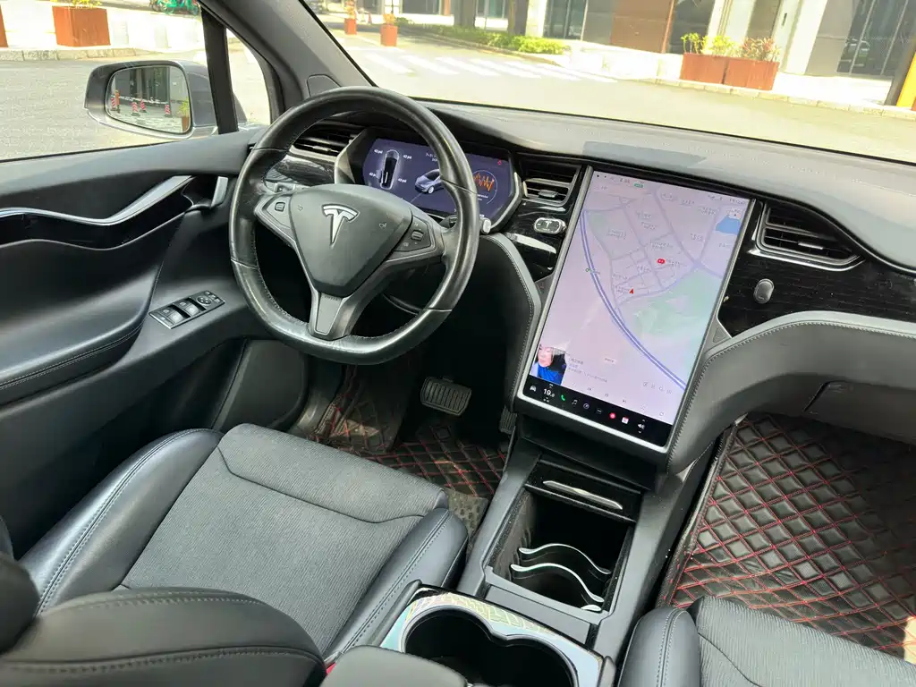 Tesla Model X — миниатюра 17