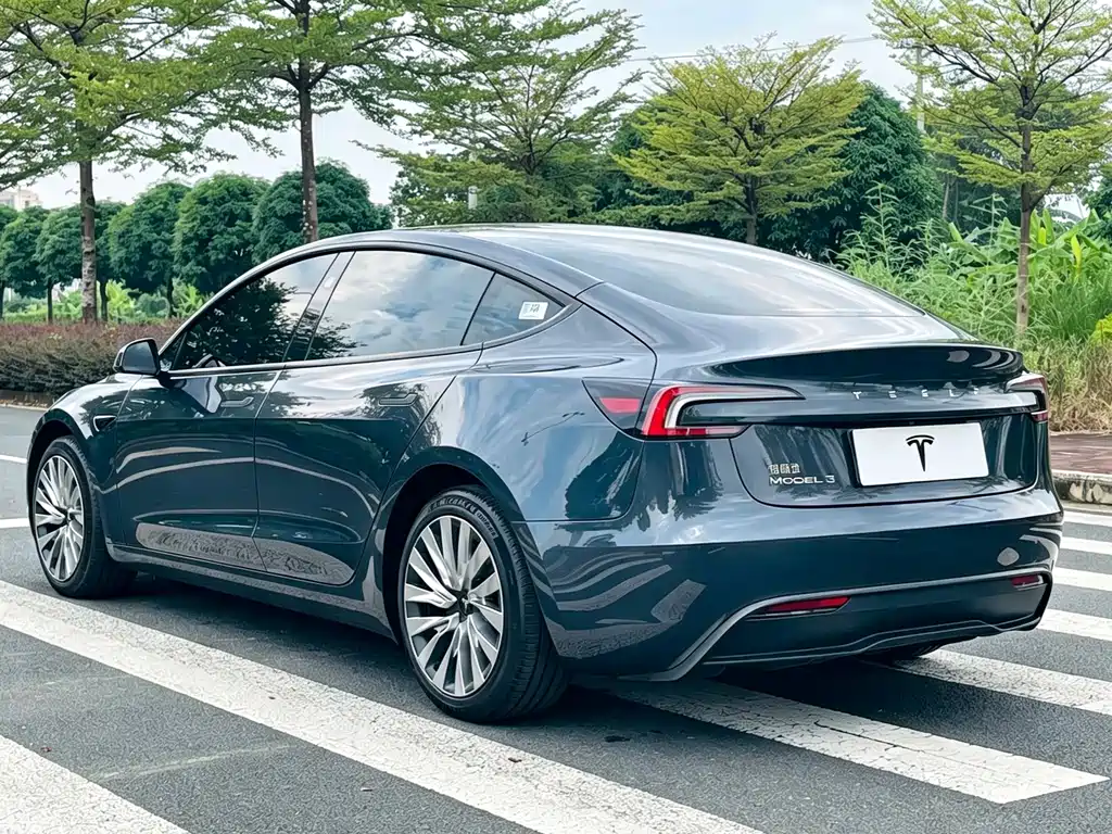 Tesla Model 3 — миниатюра 7