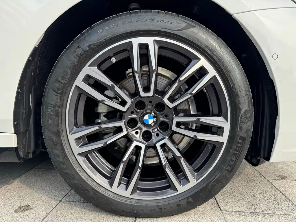 BMW 5 Series — миниатюра 20