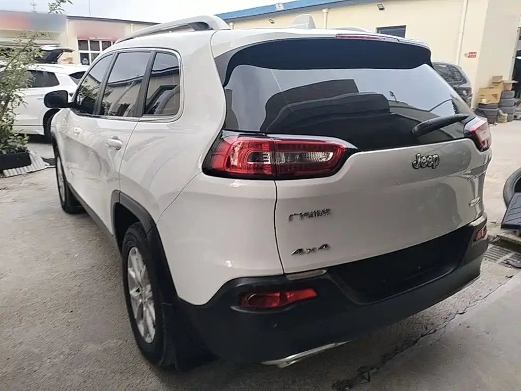 Jeep Cherokee — миниатюра 5