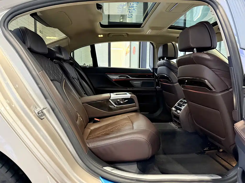 BMW 7 Series — миниатюра 10