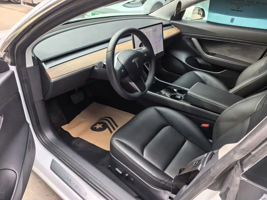 Tesla Model 3 — миниатюра 6