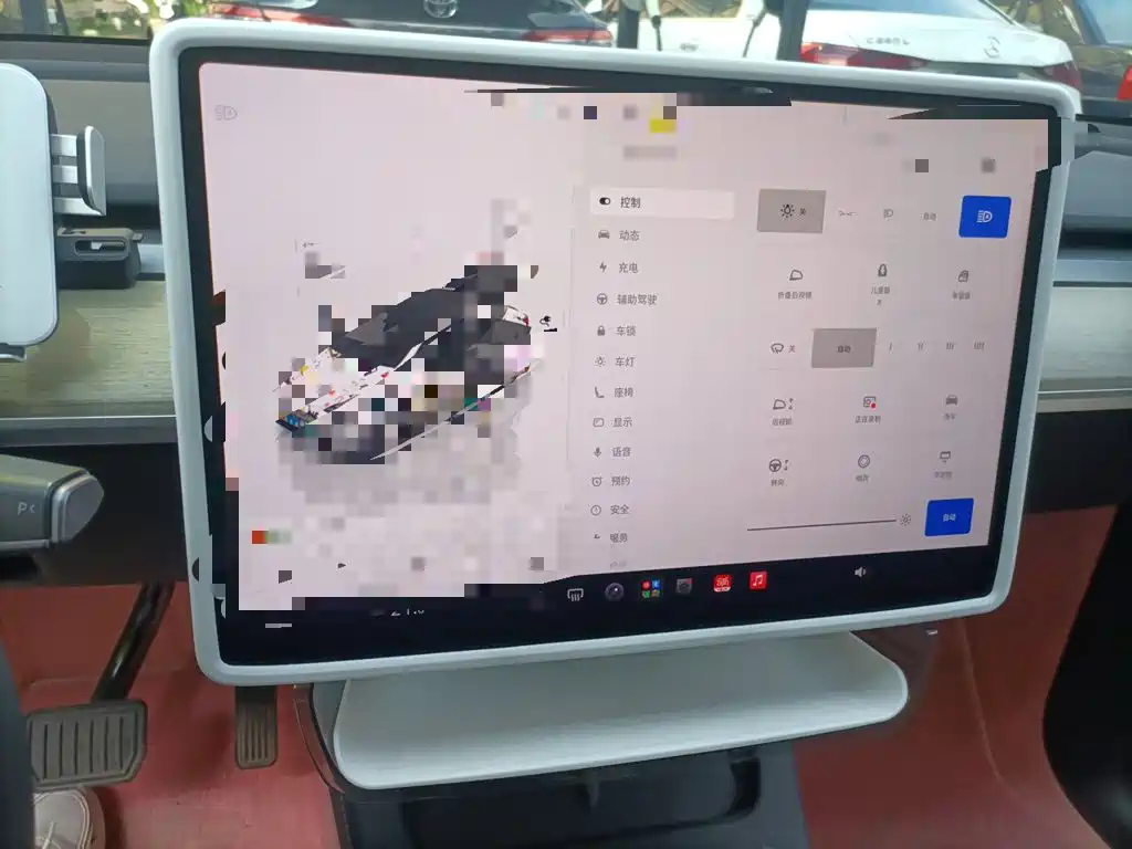 Tesla Model Y — миниатюра 14