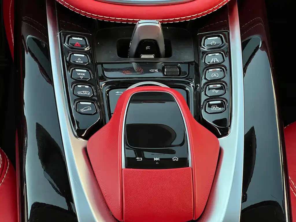 Aston Martin DBX — миниатюра 19