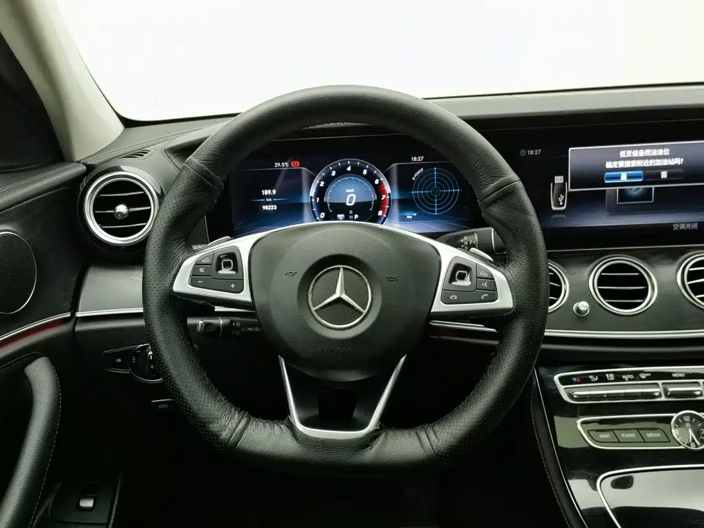 Mercedes-Benz E-Class — миниатюра 11
