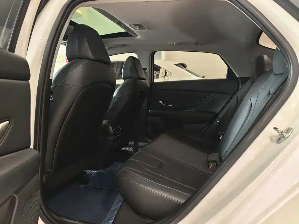 Hyundai Elantra — миниатюра 11