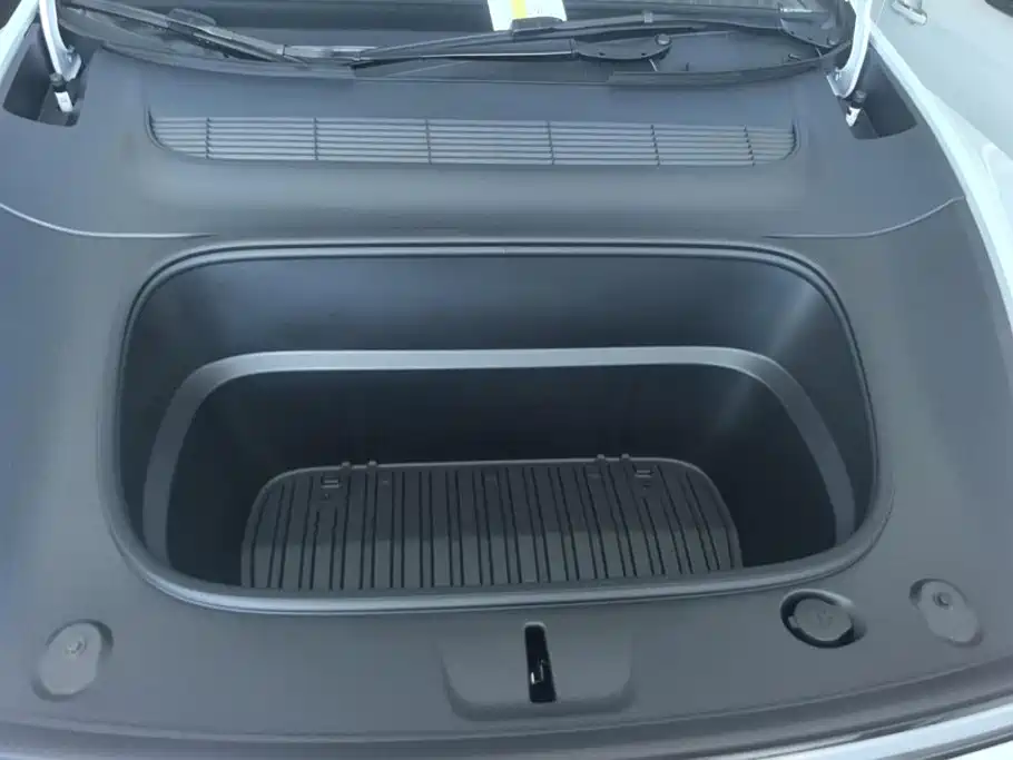 Tesla Model Y — миниатюра 10