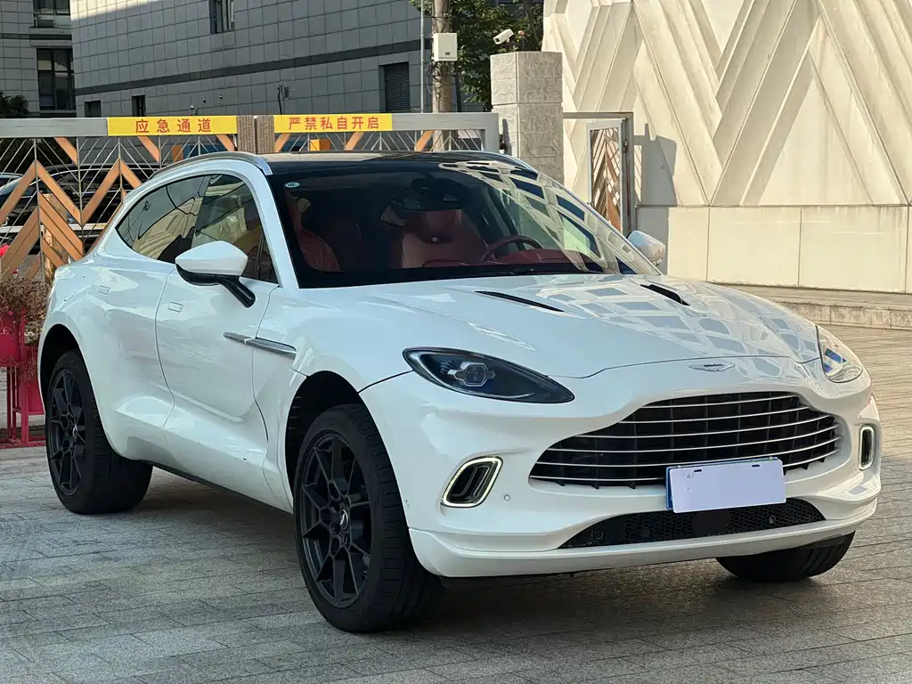 Aston Martin DBX — миниатюра 3