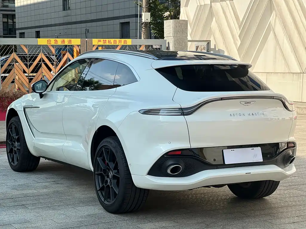 Aston Martin DBX — миниатюра 4