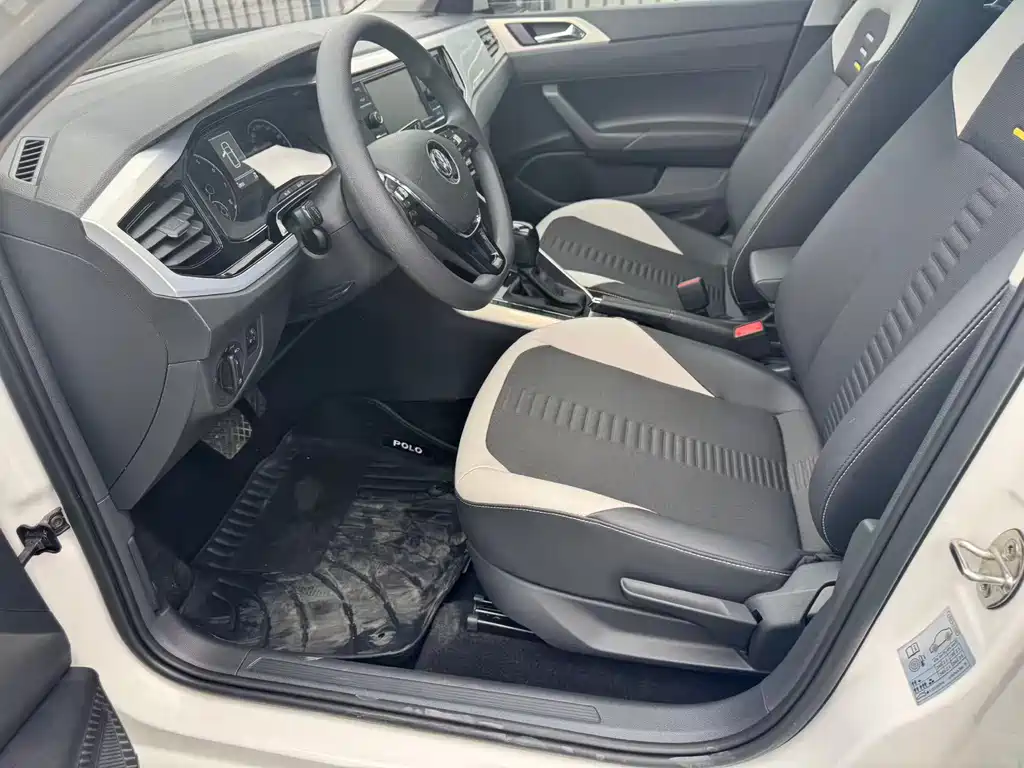 VOLKSWAGEN POLO