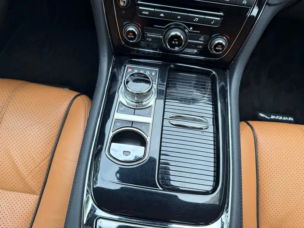 Jaguar XJ — миниатюра 15