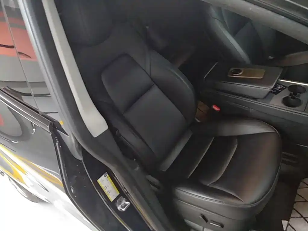 Tesla Model Y — миниатюра 25