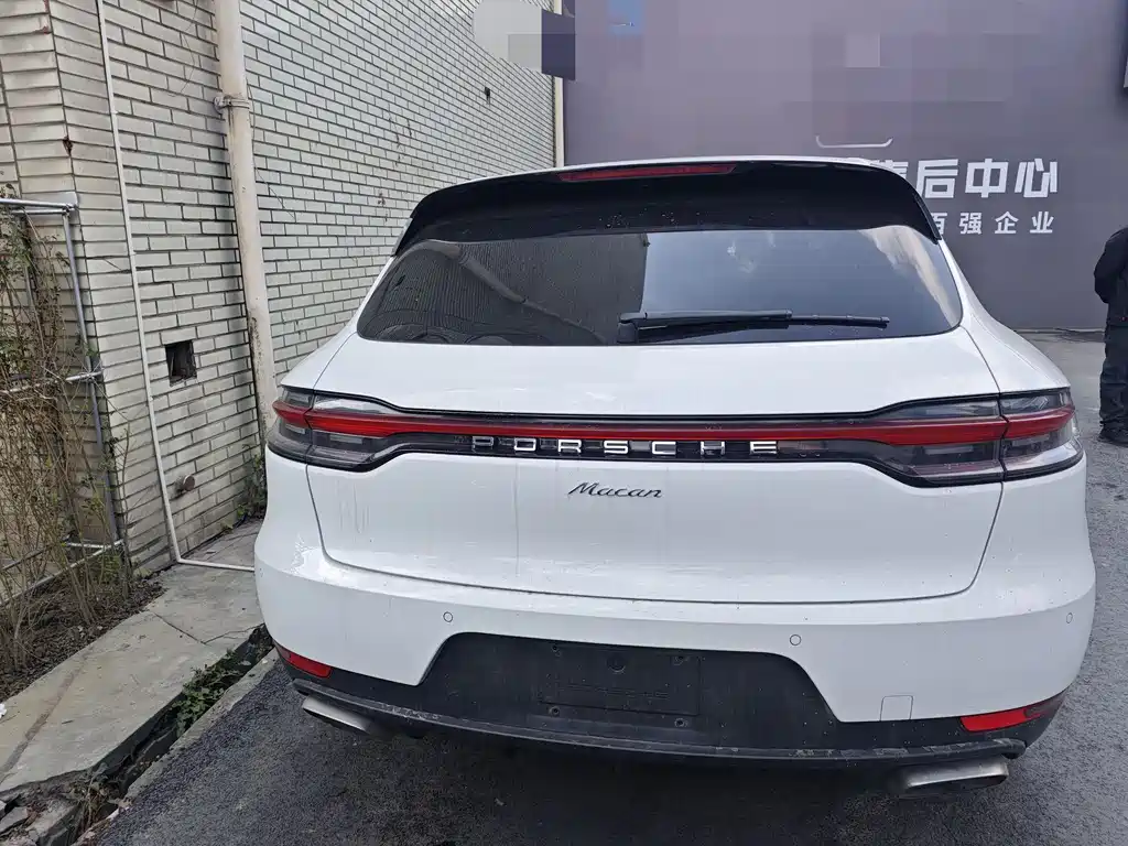 PORSCHE MACAN