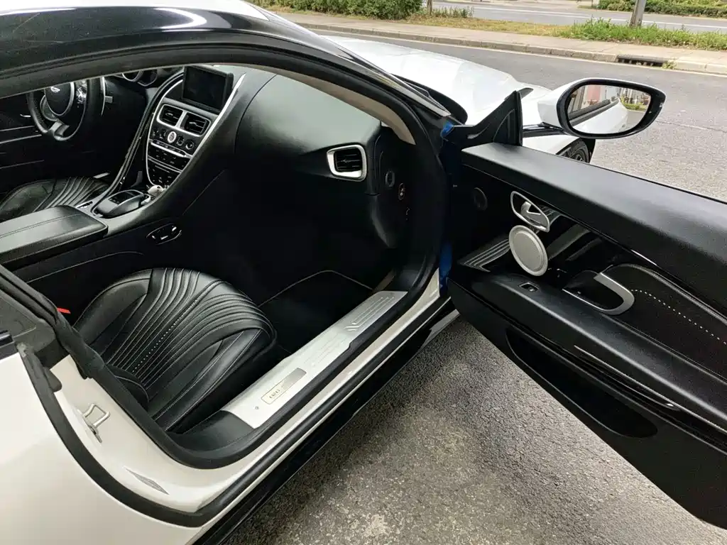 Aston Martin DB11 — миниатюра 4
