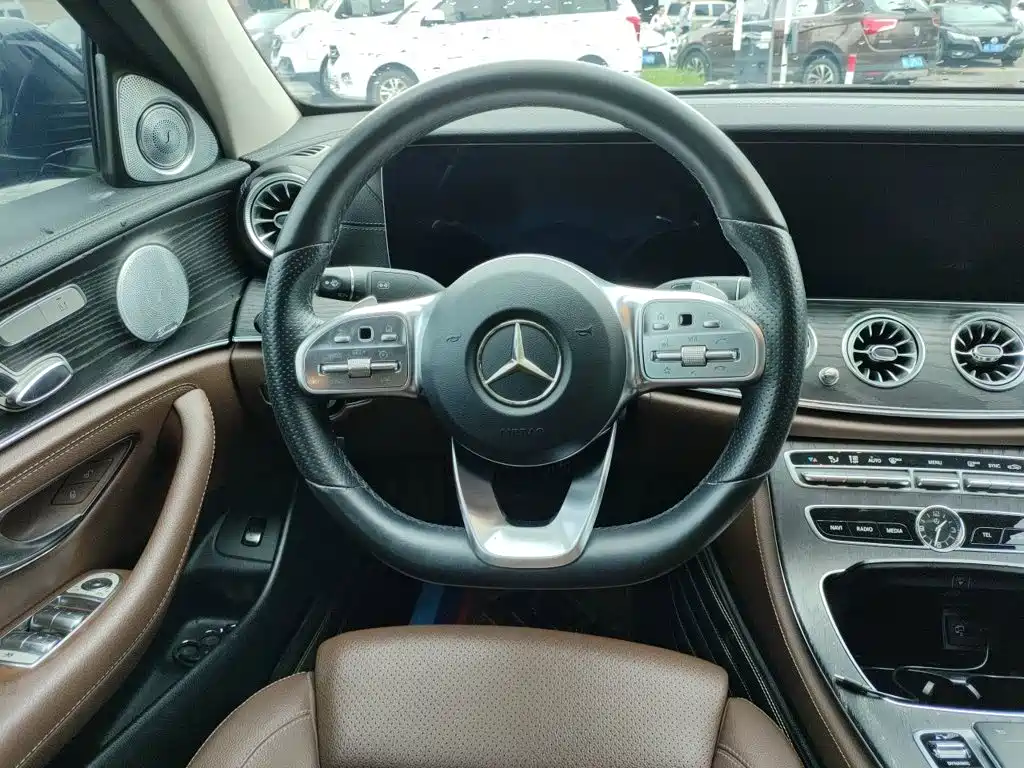 Mercedes-Benz E-Class — миниатюра 3