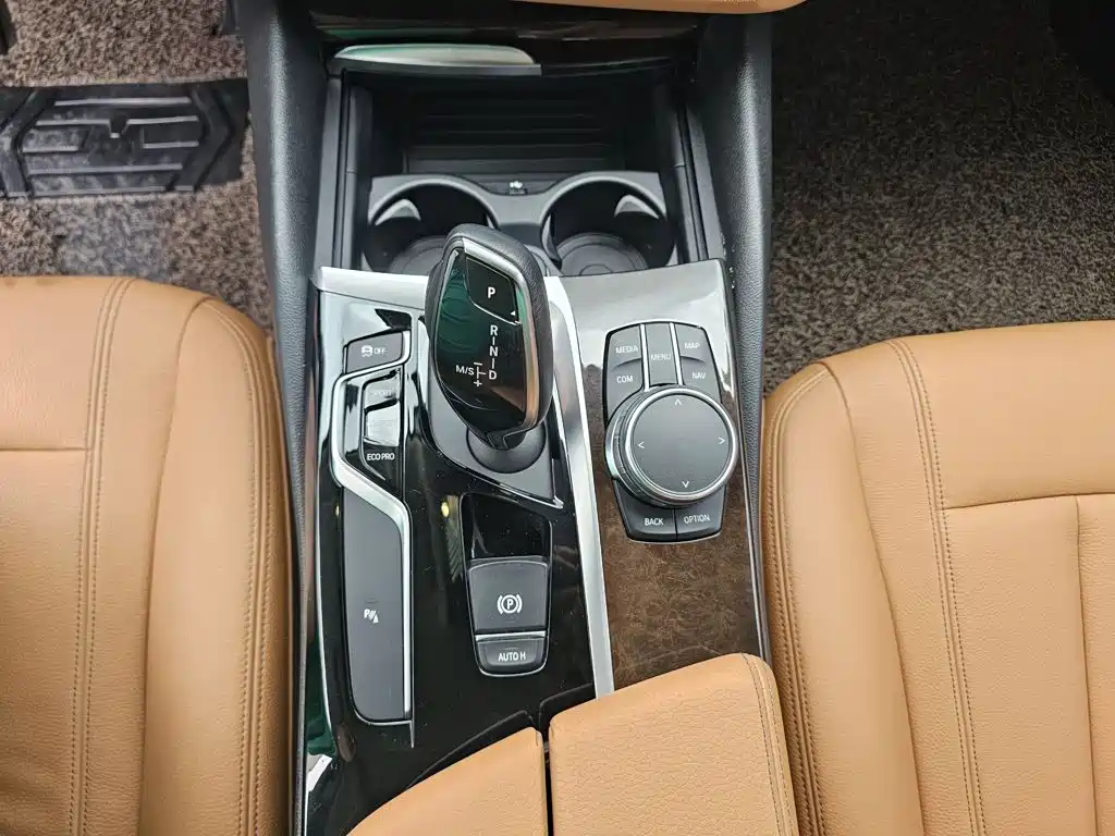 BMW 5 Series — миниатюра 7