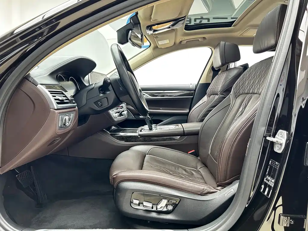 BMW 7 Series — миниатюра 6