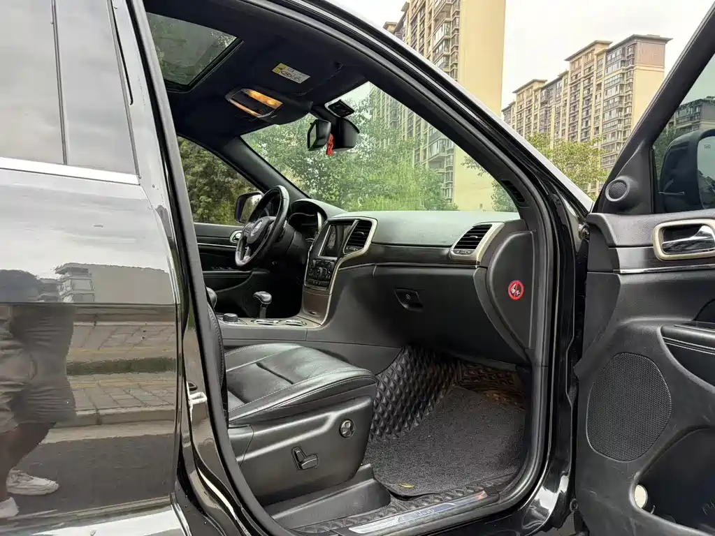 Jeep Grand Cherokee (Import) — миниатюра 9