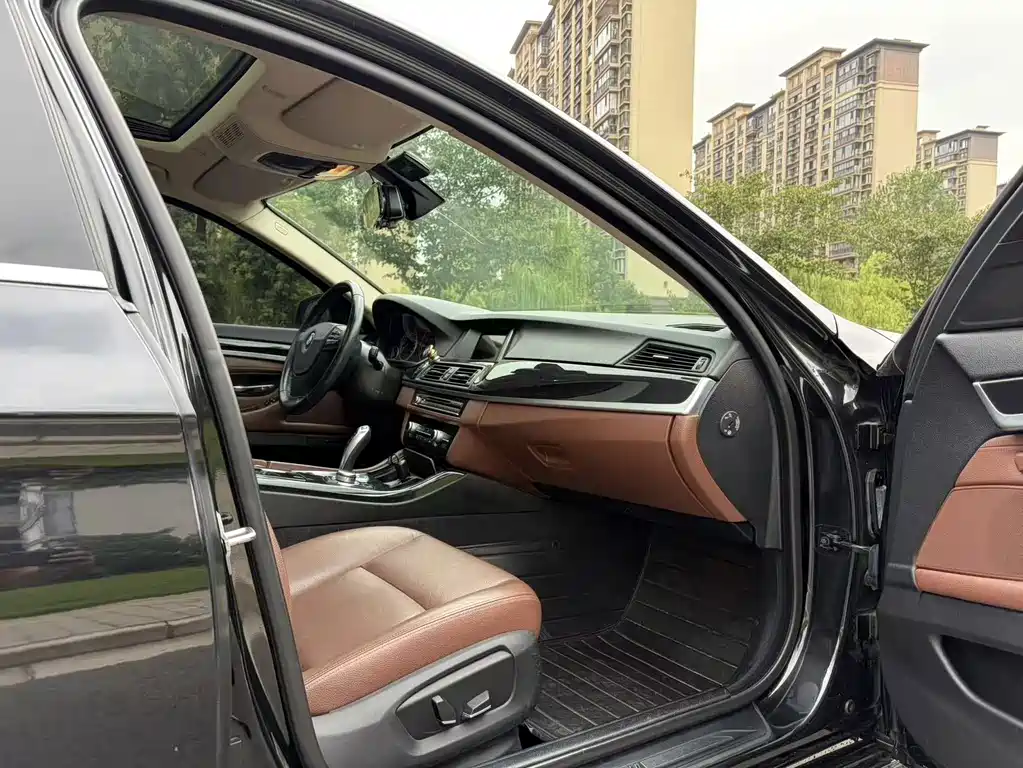 BMW 5 Series — миниатюра 9