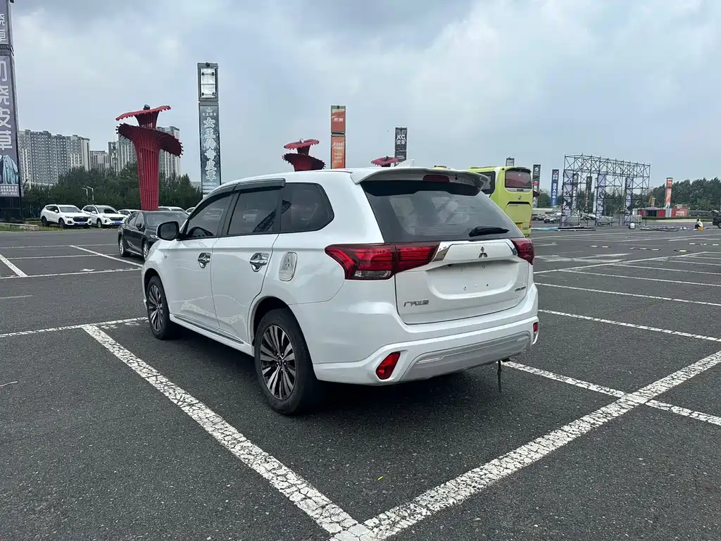 Mitsubishi Outlander — миниатюра 8